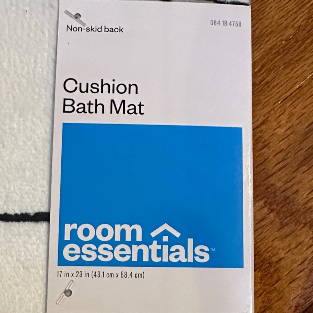 NWT Room Essentials Black and White Checkered Bath Mat Set